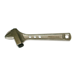 Lateral worm screw adjustable wrench